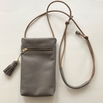 送料込み　レザースマホショルダーバック　タッセル×ウッドビーズ　スリーピングローズピンク