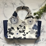 再販★新柄　ナイロンエコバッグ　北欧風   花柄(ホワイト× ネイビー) Mサイズ　