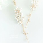 【 シャラリ 小さな お花の ロング イヤリング / ピアス（ ホワイト・金色 ）】白 ミニフラワー