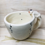 カップの縁にしがみ付く三毛ねっこマグカップ