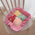 【 限定１・即納品 】パッチワーク＆フリルのクッション（綿入り）　約３０ｃｍ×約３０ｃｍ