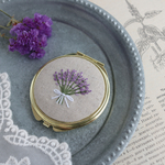 富良野を旅するラベンダー刺繍のコンパクトミラー