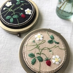 野苺刺繍のコンパクトミラー/二色のリネン