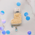 長靴に入る猫の刺繍ブローチ