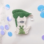 カエルと雨宿りする猫の刺繍ブローチ