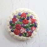 【ベリーのケーキ】刺繍ブローチ 38mm