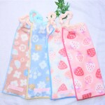 ネームタグ付　４枚セット　タオルエプロン可愛い花柄といちご柄