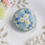 紫陽花とガーベラのブーケ  刺繍ブローチ くるみボタン