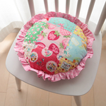 【 限定１・即納品 】パッチワーク＆フリルのクッション（綿入り）　約３２ｃｍ×約３２ｃｍ