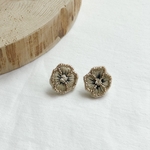 ベージュの刺繍フラワーピアス