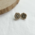 ベージュの刺繍フラワーイヤリング