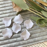 10個☆マット加工　花びらパーツ　ホワイト