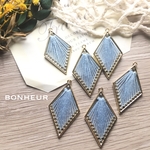 A491【送料無料】刺繍糸  ひし型  金属チャーム  2pcs