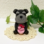 ハートのプレゼント犬【シュナウザー】粘土細工の置物［インテリア 飾り］ 