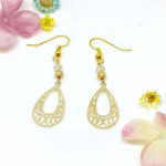 煌びやかな透かしパーツのピアス