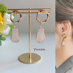 ゴールドひねりフープ×シェル風チャームのピアス・イヤリング