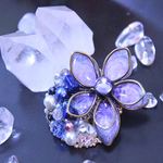 すみれ色のお花とラピスラズリの小さめブローチ