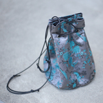 丸底巾着バッグ　シノワズリ柄　花鳥図　シルバーグレイ　紐調節可能　肩掛け　ショルダーバッグ　ハンドバッグ　ミニバッグ