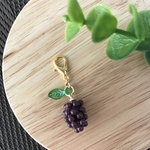 ぶどうのマスクチャーム　ブドウ　葡萄　果物　フルーツ　紫　パープル　バイオレット