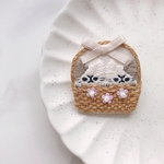 仲良し猫の刺繍ブローチ　かご