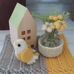 木のお家＆黄色いお花＆セキセイインコ