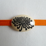 黒菊模様の帯留め（金具不使用）