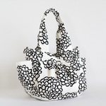 Mサイズ　モノトーン　ダリアの花柄プリント生地　 ころりんバッグ♪Mサイズ　Fm2 Lab.