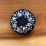 刺繍くるみボタン（ヘアゴム/ブローチ）