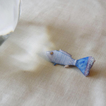 花びらの尾びれを持つ水色の魚／Brooch