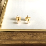 極小ピンクオパールの金継ぎピアス　3㎜ラウンドカボション　　サージカルステンレスピアスゴールド　