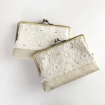 スマホや通帳が入るがま口財布・マーガレット刺繍 生地