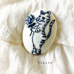紫陽花を持った猫ちゃん刺繍ブローチ　小さな青の物語