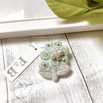 パステルグリーンの花束刺繍パールブローチ