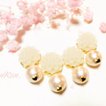 【人気♡】白ダリアのお花 pierce／earring ハート付き＊桜コットンパール＊ゴールド