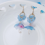 お花と傘のピアス　ブルー