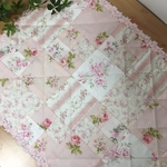 やさしいピンクのyuwaバラ柄　パッチワークキルトのマット