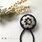 刺繍⋆*くるみボタンのヘアゴム
