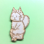 木製トイレねこブローチ