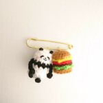 【受注制作】ハンバーガー大好きパンダさんのブローチ