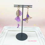 蝶 と 藤の花 の アシンメトリーピアス/イヤリング/マスクチャーム 〜紫、白ミックスホログラム〜