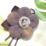 【送料込】羊毛のお花のブローチ