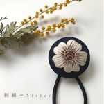 刺繍⋆*くるみボタンのヘアゴム