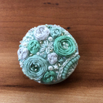 ビーズ刺繍くるみボタン（ヘアゴム/ブローチ）