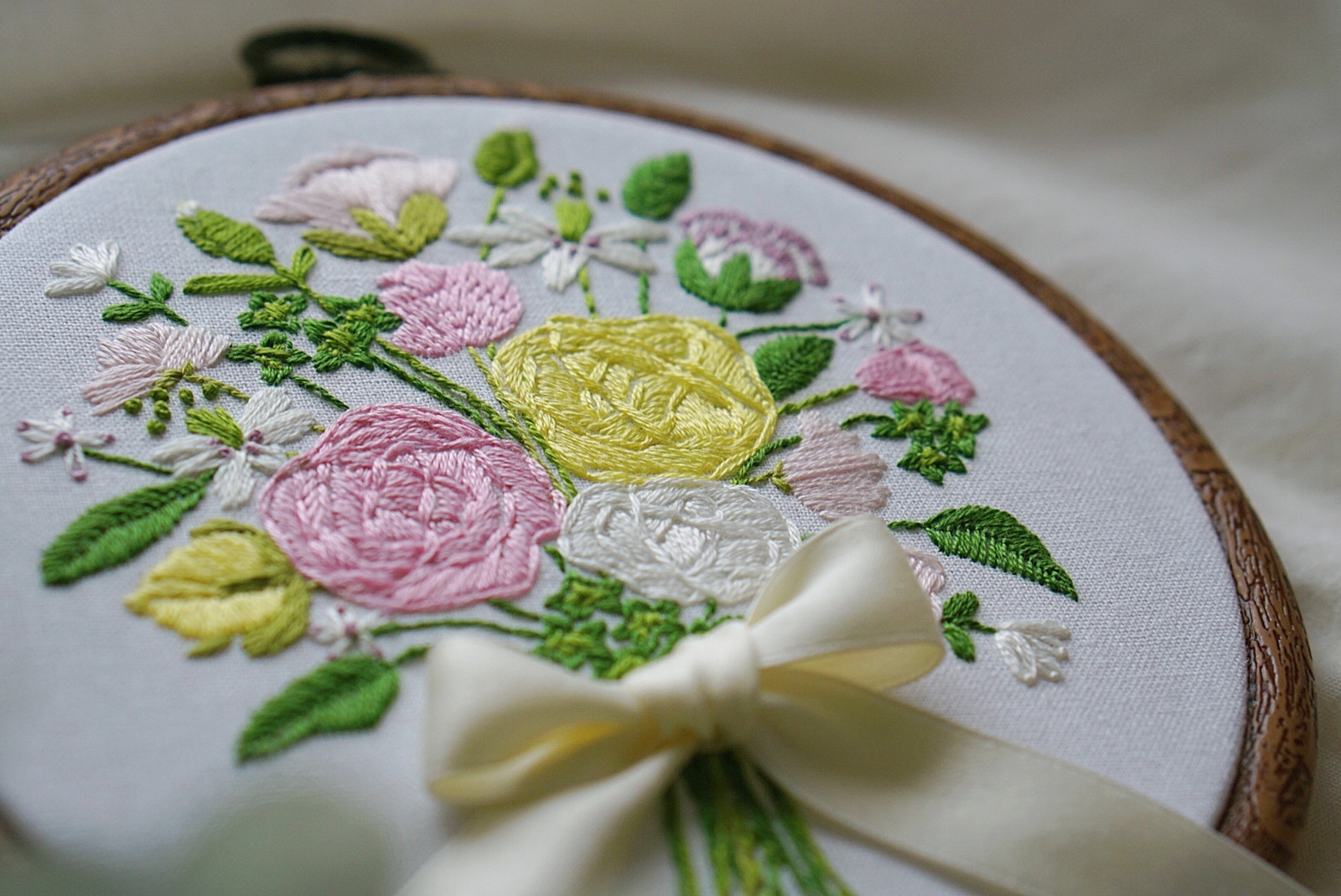 布花作品♡壁掛け 一点物】花束刺繍の壁掛け/受注オーダー - yuineArt | minne