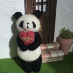 ハートをお届け♡パンダブローチ