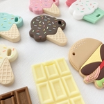 おもちゃホルダー用シリコンモチーフ＊Tiny Teeth＊生年月日刻印可＊アイス・カップケーキ・チョコレート・ハンバーガー・タコス
