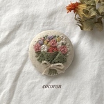 ブーケの刺繍くるみボタンブローチ
