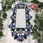 レース編みのドイリー・青い花のテーブルランナー　　　　51 × 23 cm