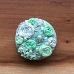 ビーズ刺繍くるみボタン（ヘアゴム/ブローチ）