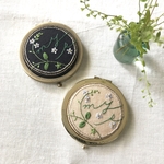 【在庫限り】きゅうり草刺繍のコンパクトミラー/二色のリネン